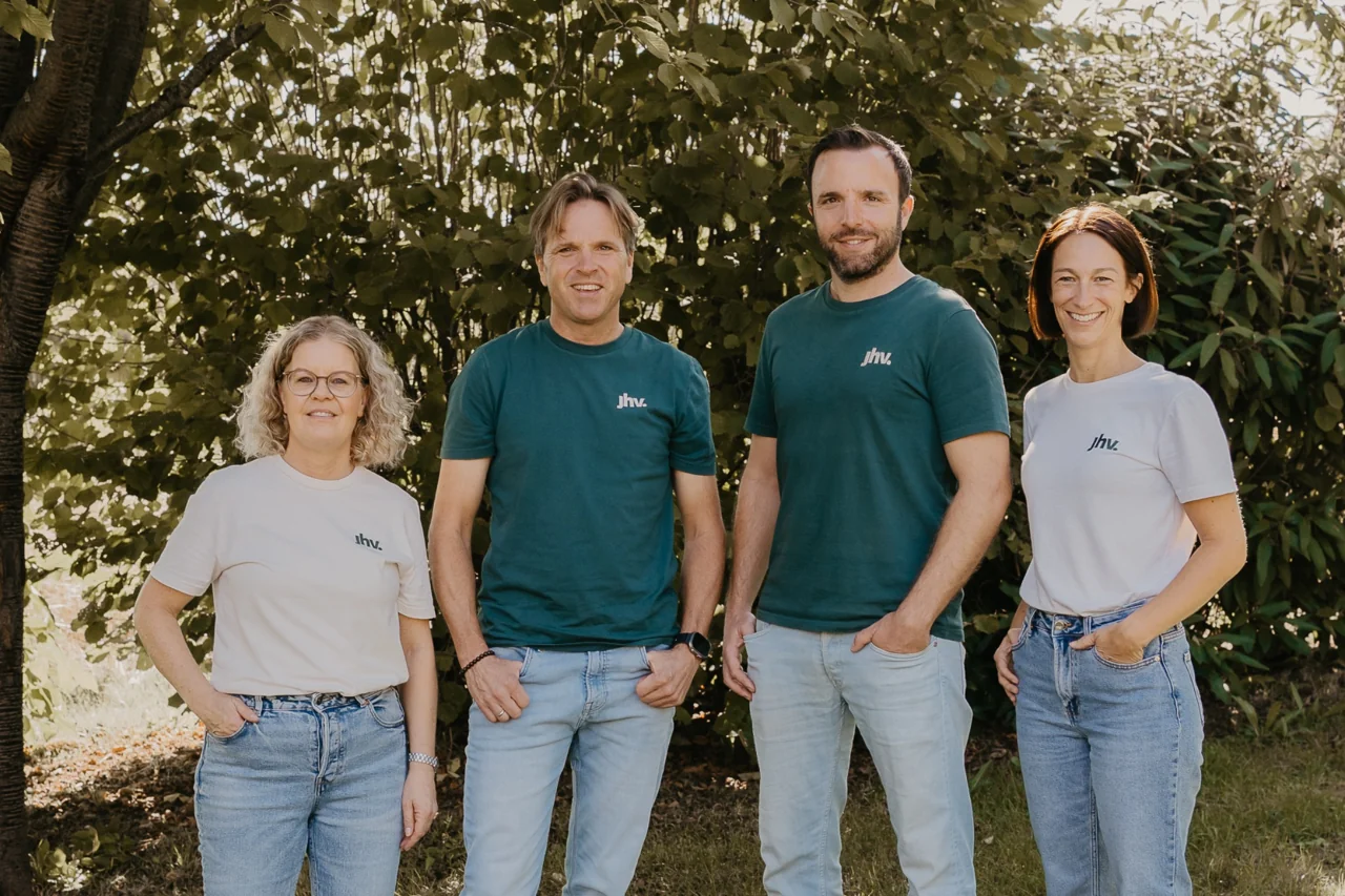 Das JHV-Team steht gemeinsam im Grünen